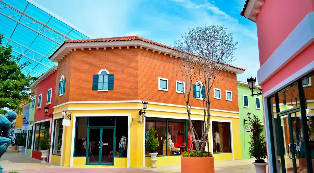 Colorful retail storefront property in Rogers, Arkansas